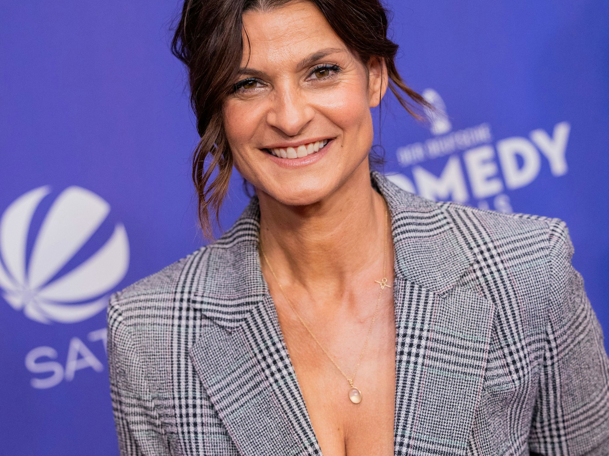 Marlene Lufen kommt über den roten Teppich zur Verleihung des „Deutschen Comedypreises“.
