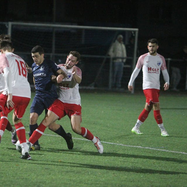 Die Szene, die zum Elfmeter führte: Siegburgs Hussein Hammouda (Mitte) wird von zwei Gegenspielern in die Zange genommen.