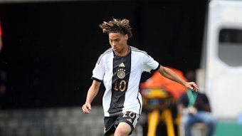 Kilian Sauck spielt einen Pass für die U17-Nationalmannschaft des DFB.