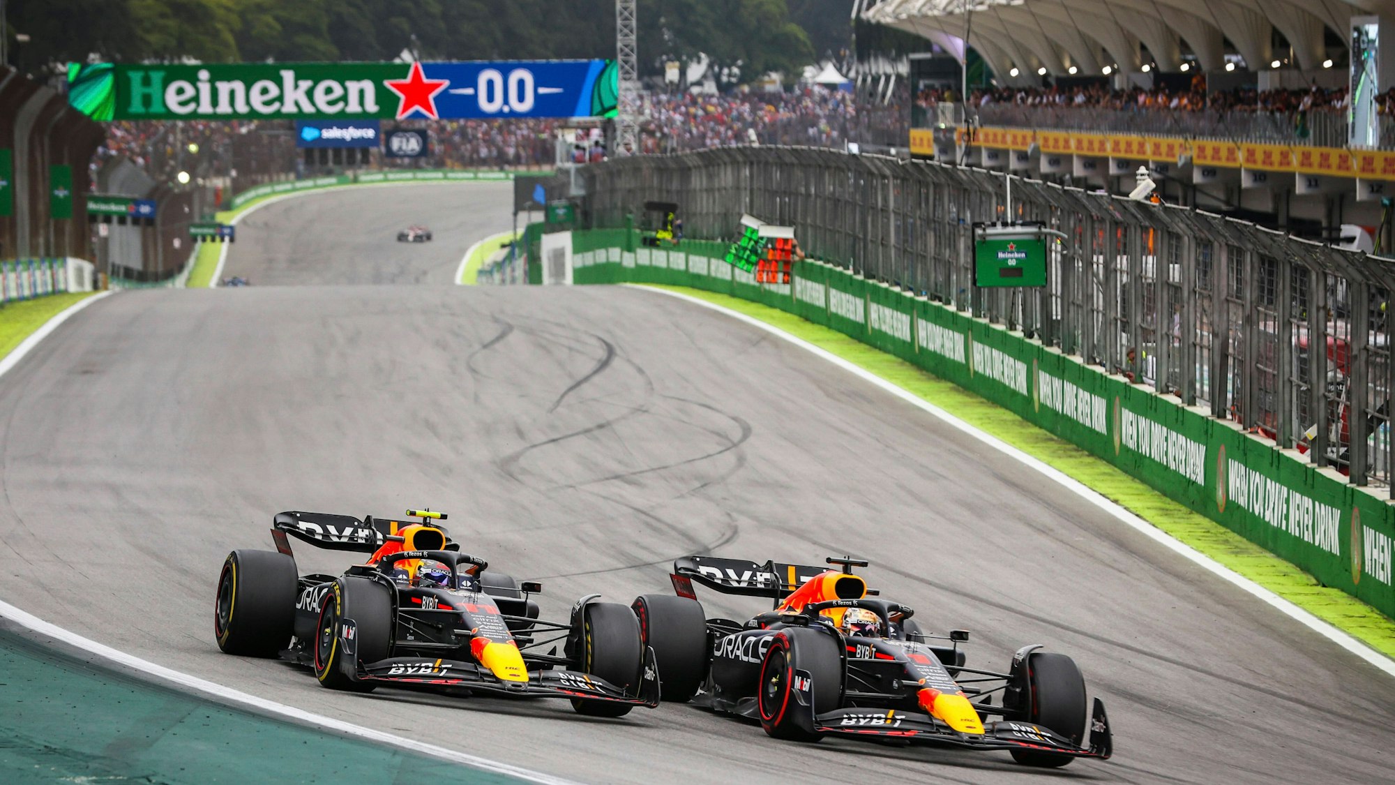 Die Red-Bull-Piloten Max Verstappen und Sergio Perez fahren über die Strecke
