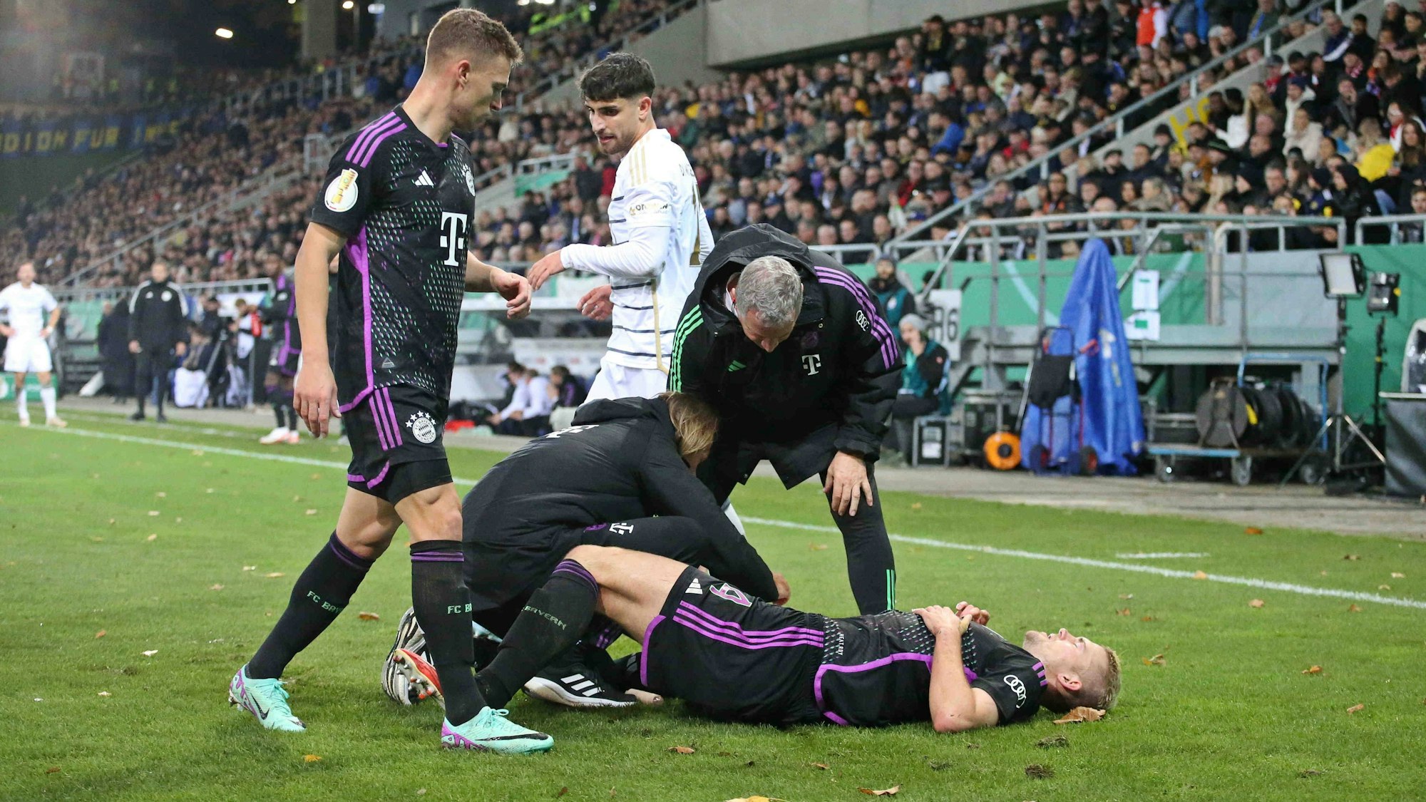 Matthijs de Ligt liegt nach seiner Knieverletzung im Pokalspiel beim 1. FC Saarbrücken am Boden.