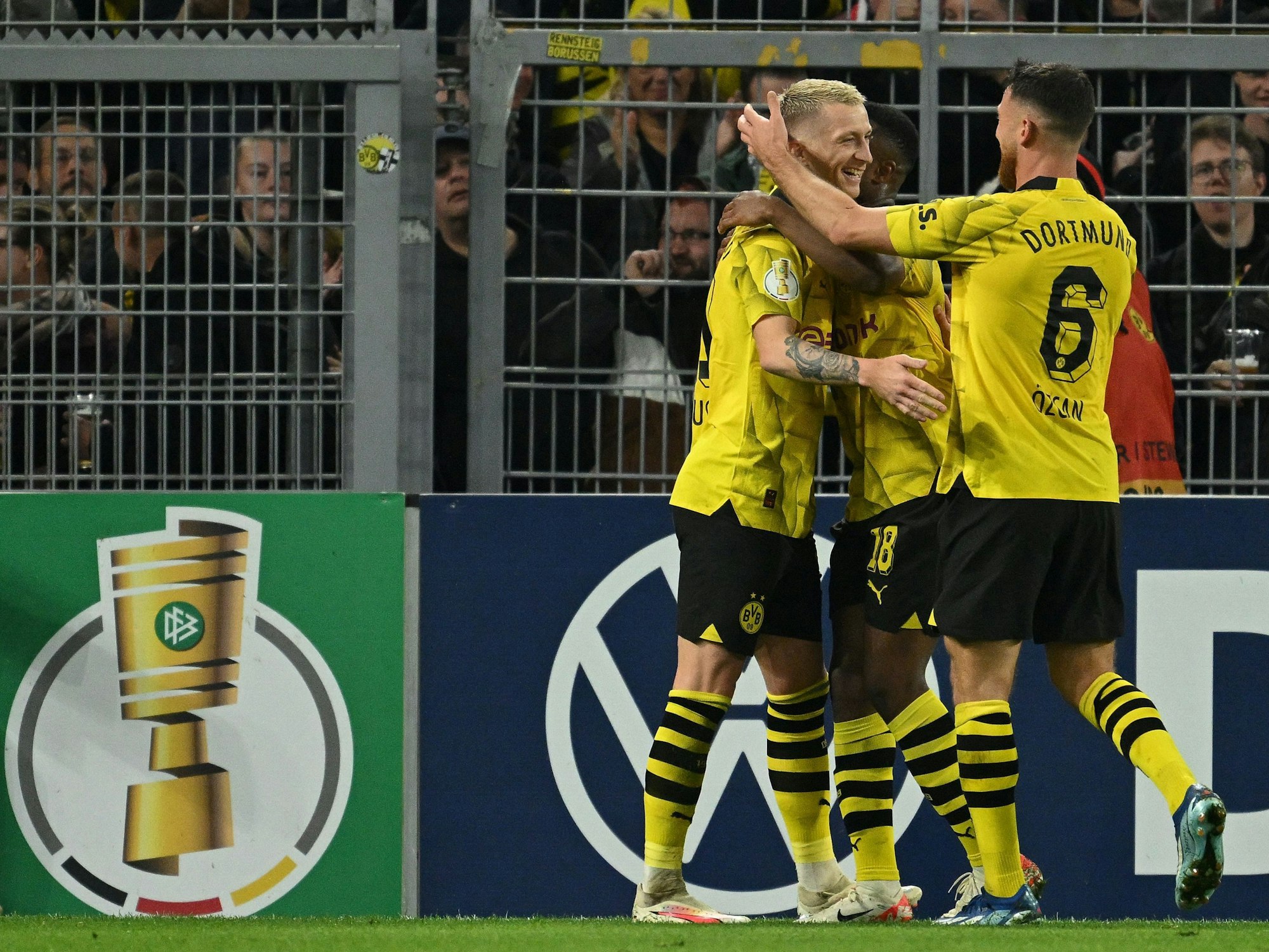 Die Spieler von Borussia Dortmund jubeln über ein Tor gegen die TSG Hoffenheim.