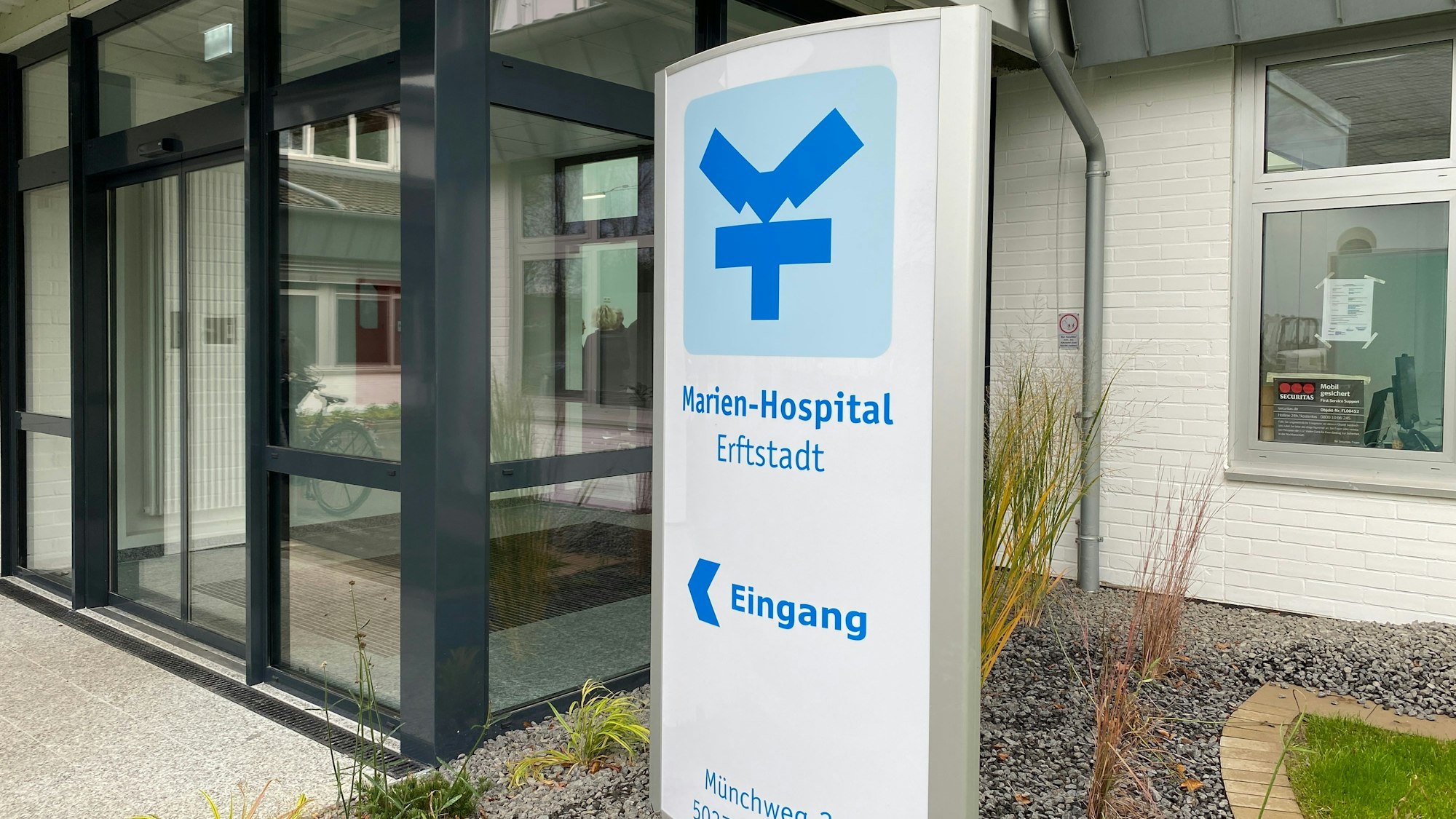 Zu sehen ist der Eingang eines Krankenhauses.