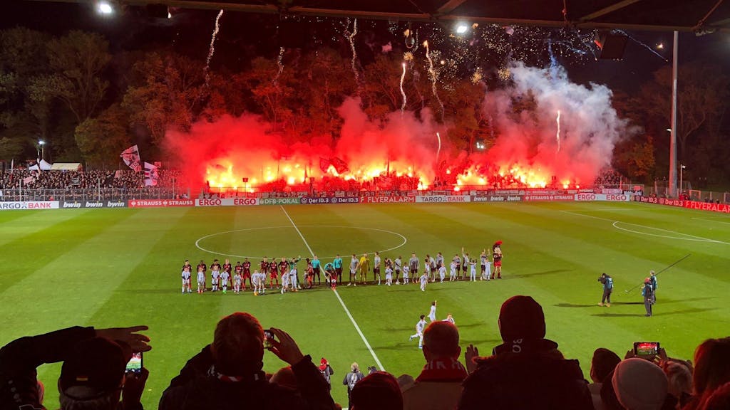 Feuerwerk im Block von Eintracht Frankfurt beim Spiel im DFB-Pokal bei Viktoria Köln.