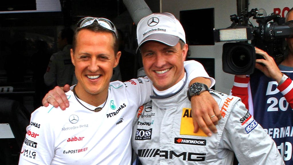 Michael und Ralf Schumacher posieren auf einem gemeinsamen Foto.