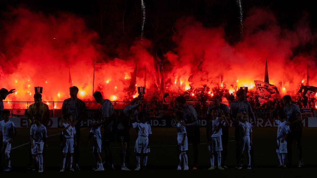 Die Fans von Eintracht Frankfurt zünden ein Feuerwerk vor dem Spiel im DFB-Pokal bei Viktoria Köln.