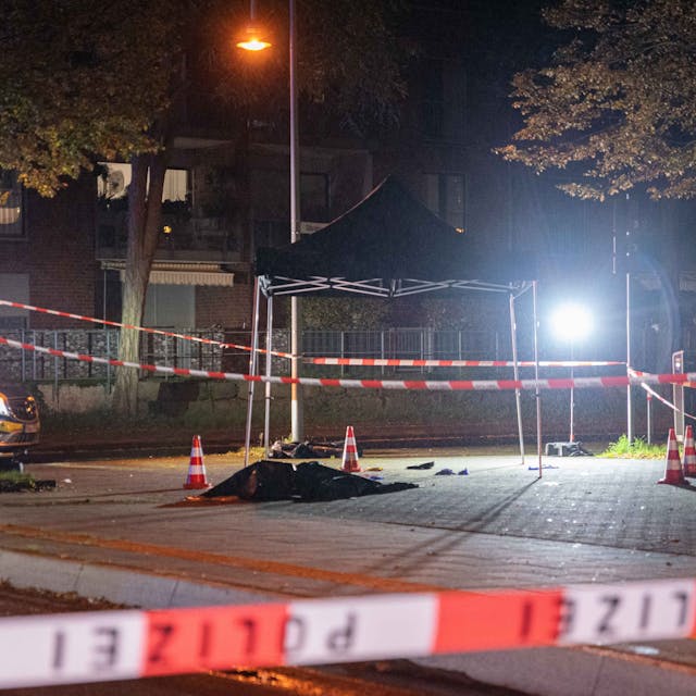 Absperrband der Polizei markiert den Ort, an dem die Kölner Polizei auf einen 16-Jährigen geschossen hat.