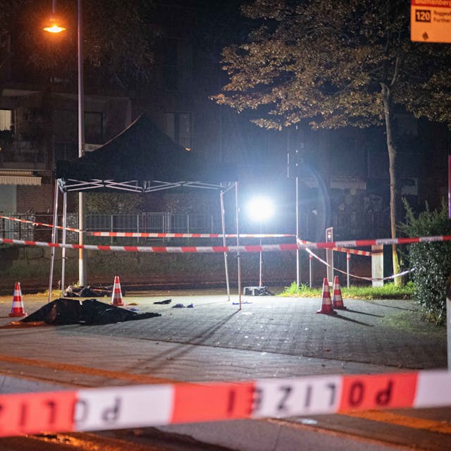 Absperrband der Polizei markiert den Ort, an dem die Kölner Polizei auf einen 16-Jährigen geschossen hat.