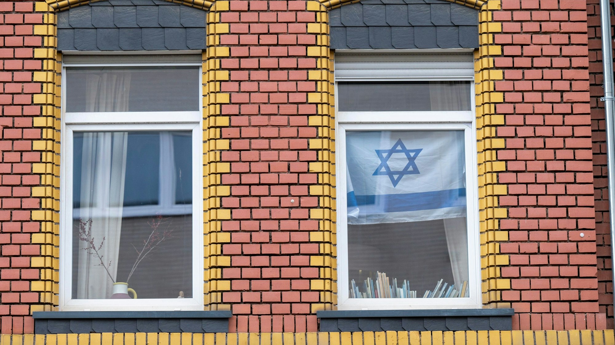 Eine Israel-Fahne hängt am Fenster einer Wohnung in Köln-Ehrenfeld.