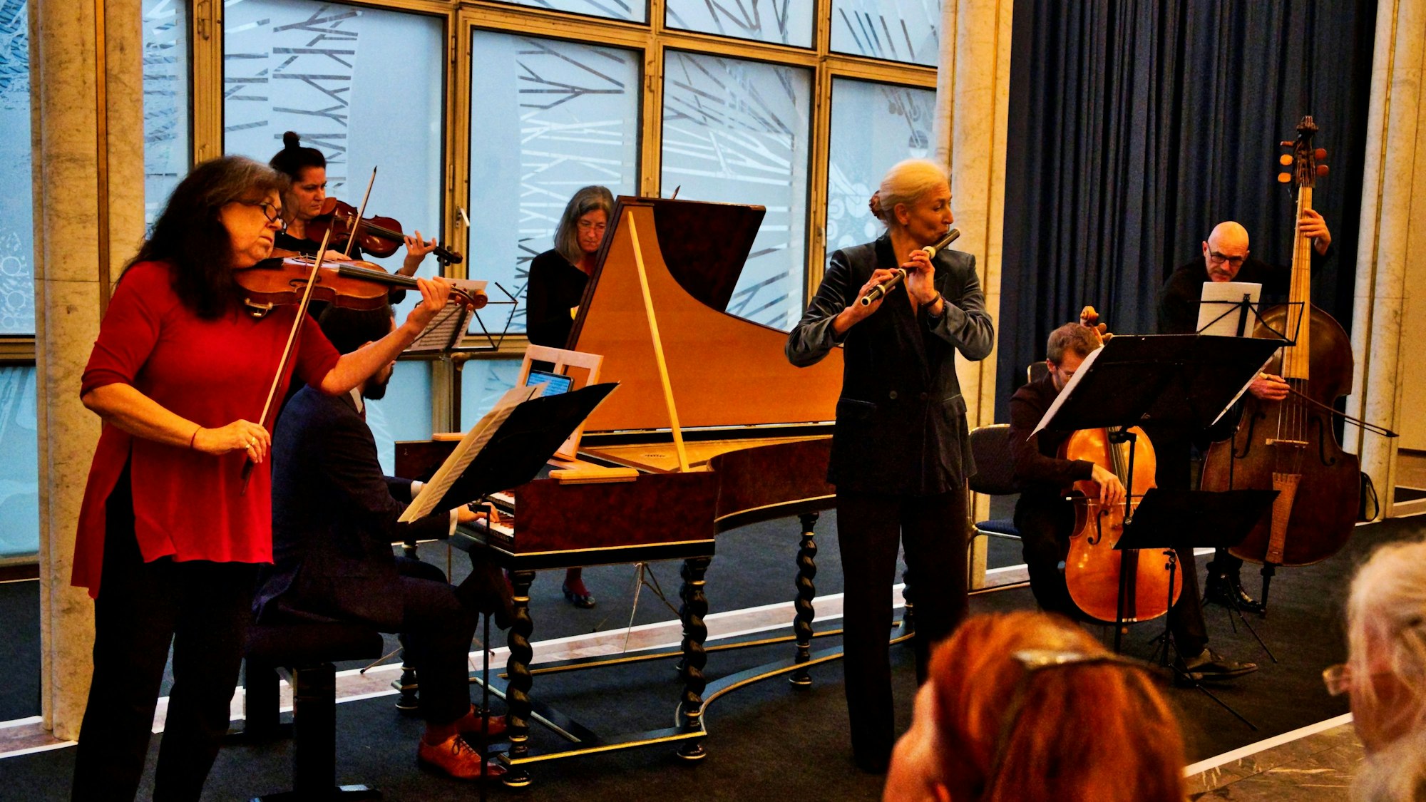 Das Neue Orchester unter der Leitung von Andrea Keller spielt Bach 