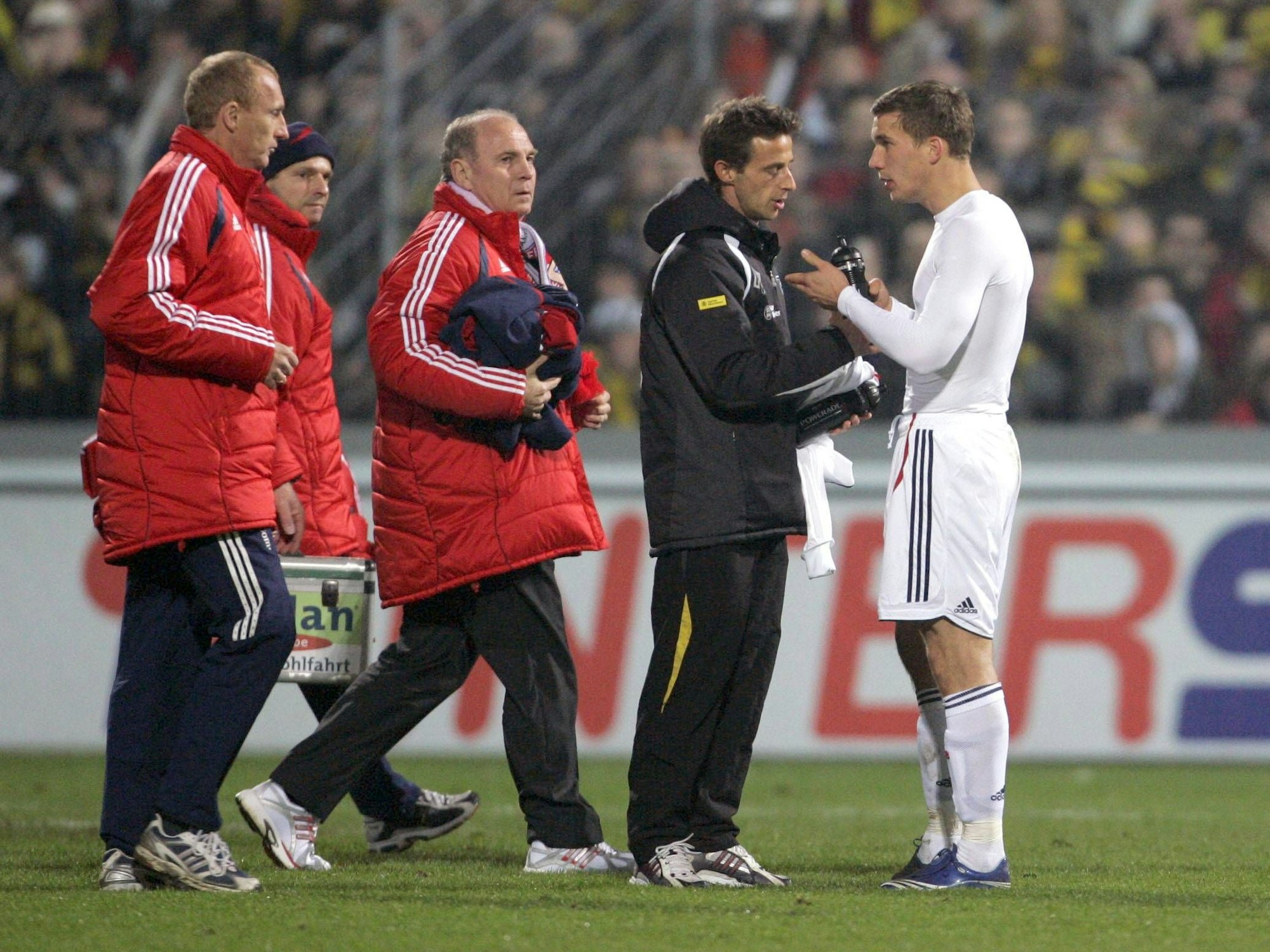 Lukas Podolski spricht mit einem Mitarbeiter von Alemannia Aachen.