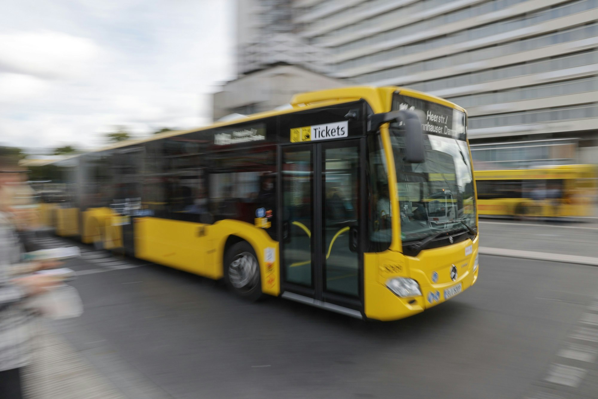 Ein BVG-Bus fährt am Zoologischen Garten in Berlin vorbei.