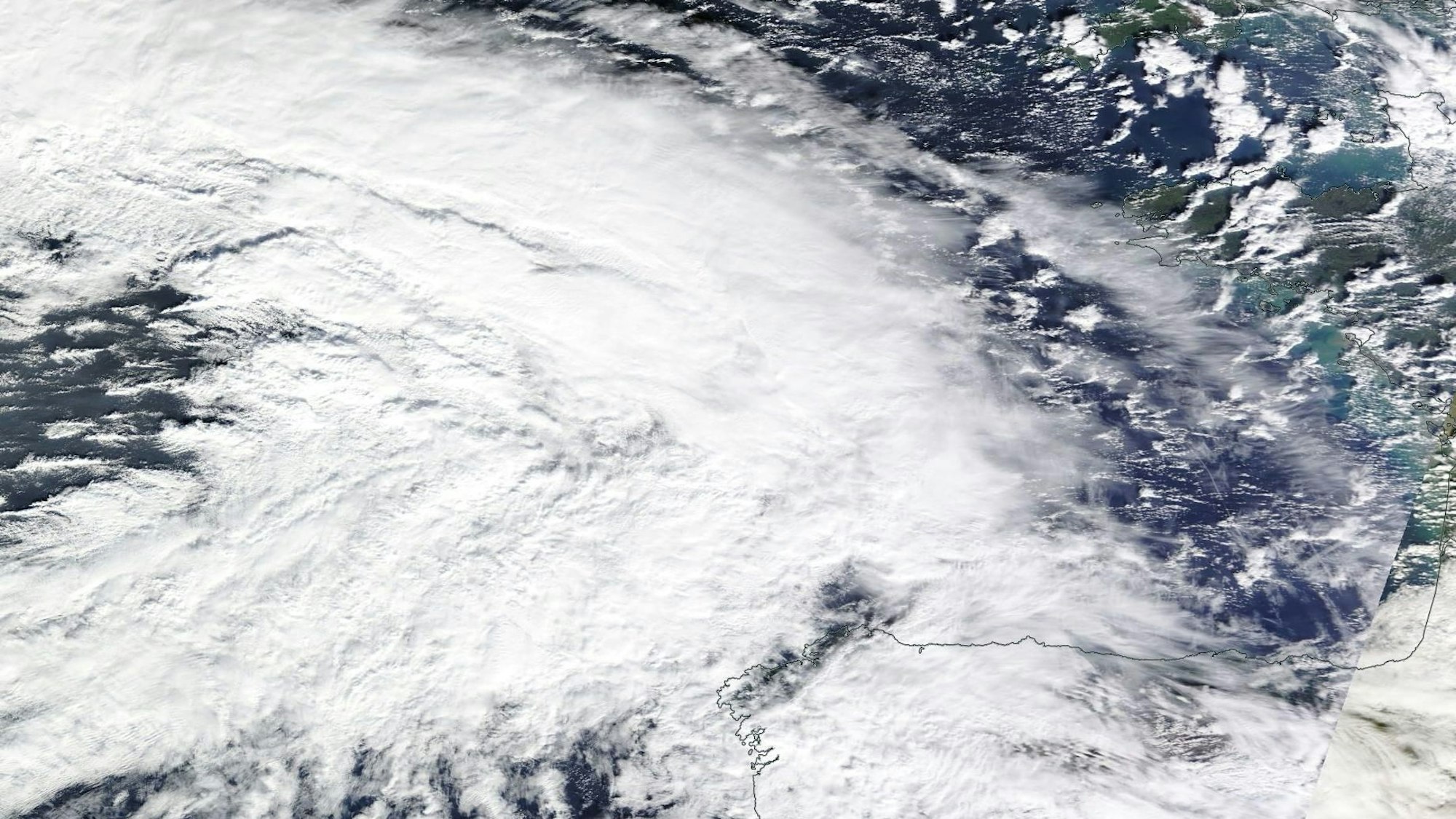 Orkan Ciarán, aufgenommen von einem Satelitten der US-Weltraumbehörde Nasa kurz vor dem Eintreffen in Westeuropa. Es wurden Windgeschwindigkeiten von mehr als 200 km/h und Wellen von zehn Metern Höhe gemessen.