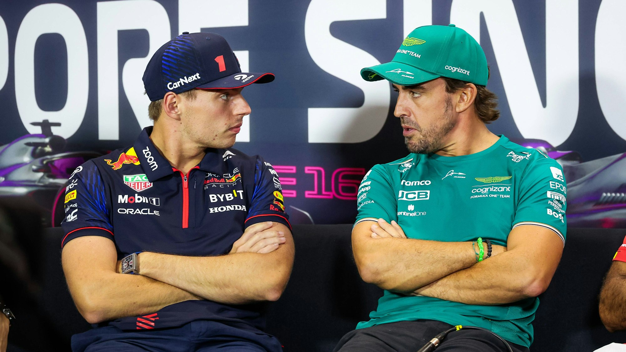 Max Verstappen und Fernando Alonso blicken sich vor dem Rennen der Formel 1 in Singapur bei einer Pressekonferenz tief in die Augen.