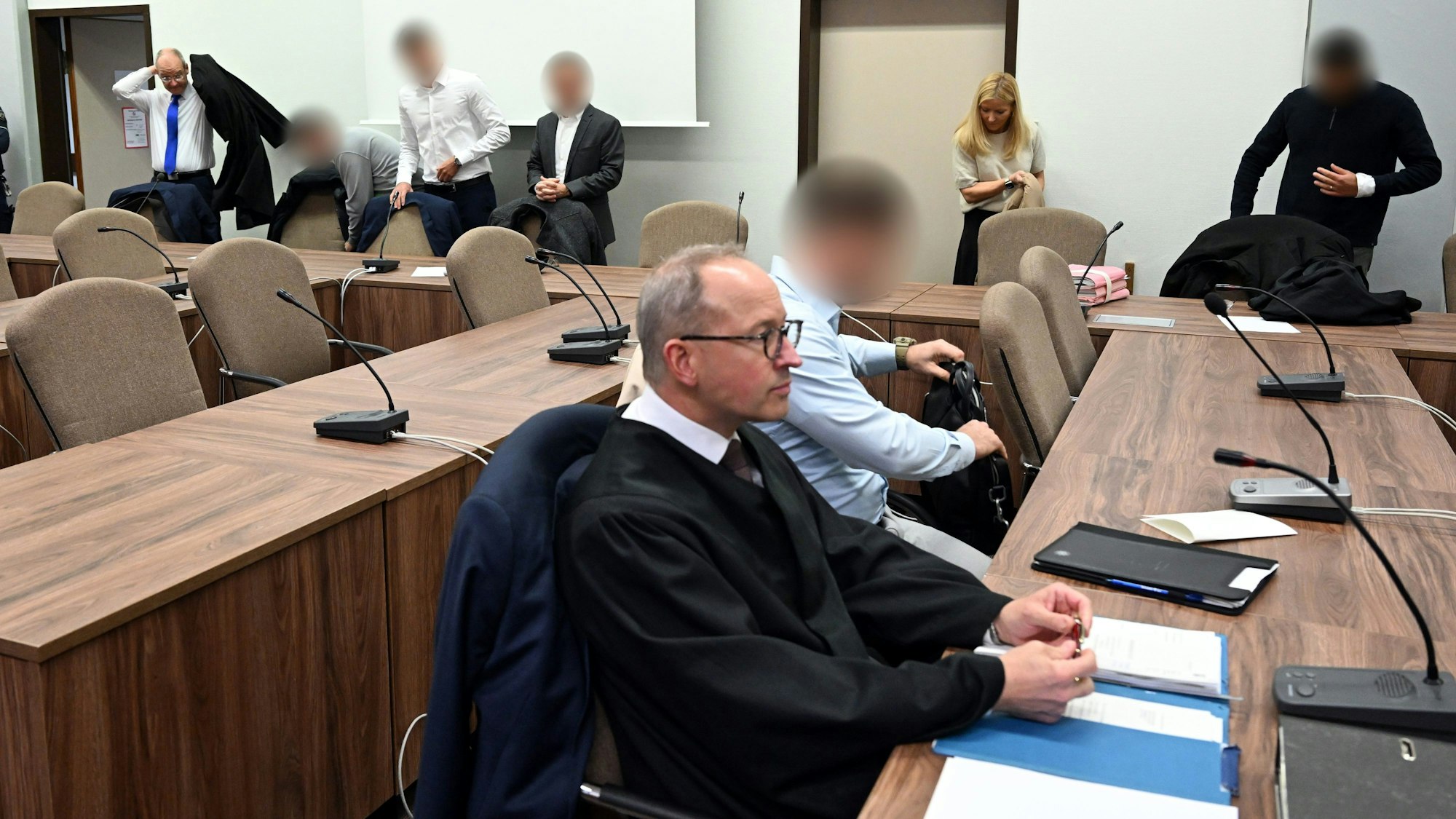 Die Polizisten standen unter anderem wegen gemeinschaftlicher gefährlicher Körperverletzung im Amt vor dem Kölner Landgericht.