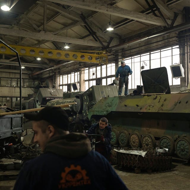 Ukrainische Mechaniker reparieren Panzer in einer Werkstatt nahe Kiew. Die Ukraine braucht die Militärfahrzeuge, um sich gegen Russlands Invasion zu stemmen und den Stellungskrieg aufzulösen.