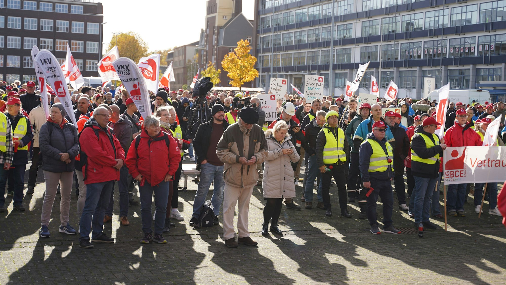 Rund 2500 Menschen kamen am Donnerstagmittag zu der IGBCE-Kundgebung im Leverkusener Chempark.