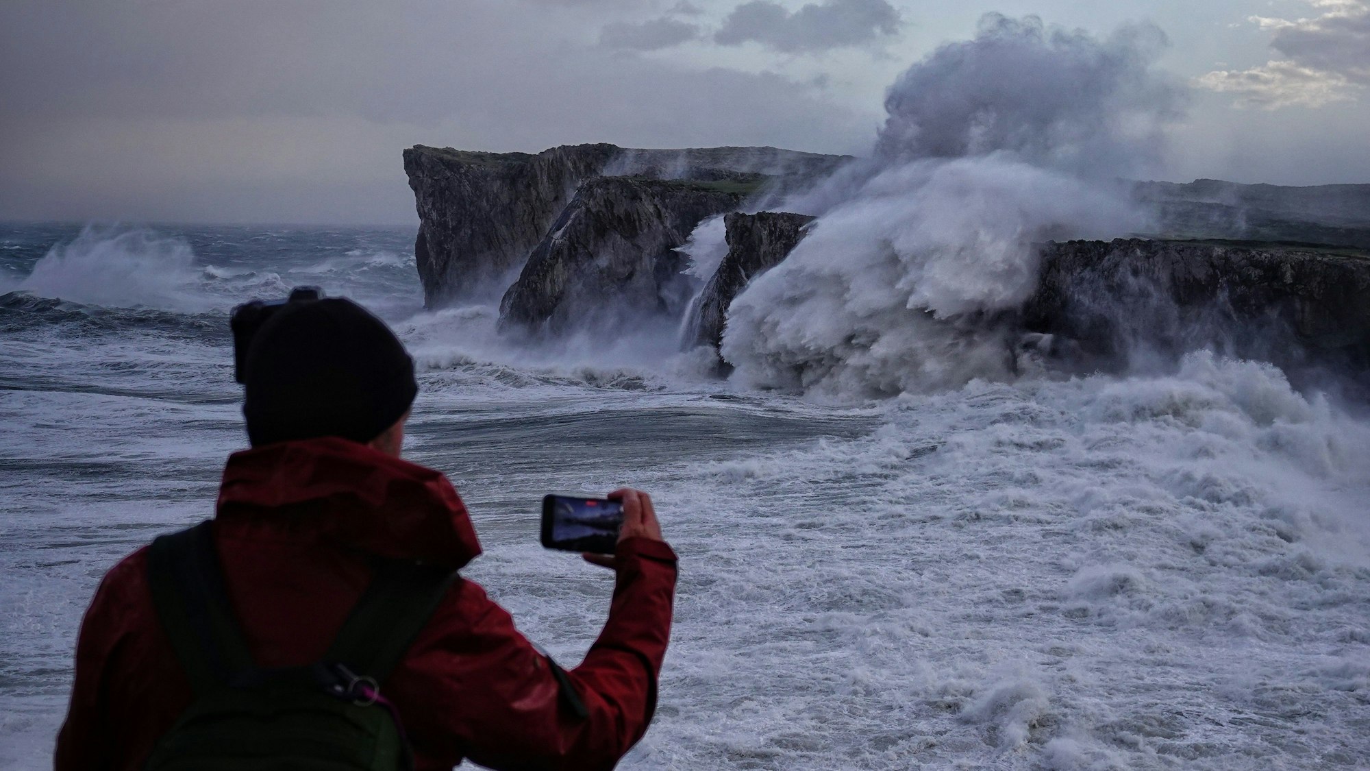 Sturmtief „Emir“/ „Ciaran“: Ein Mann filmt die meterhohen Wellen an einer spanischen Küste.