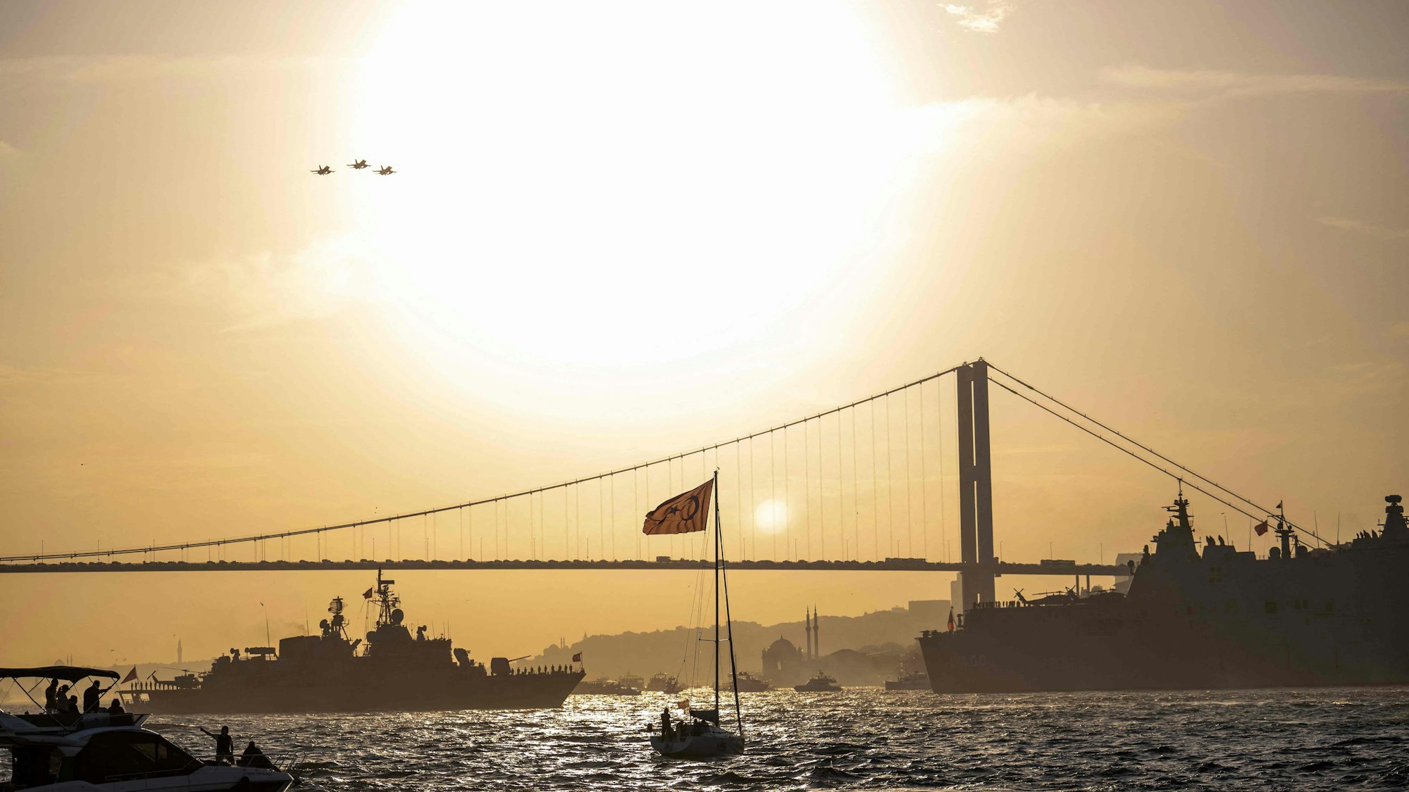 Blick auf die Brücke der Märtyrer des 15. Juli in Istanbul, die über den Bosporus führt.