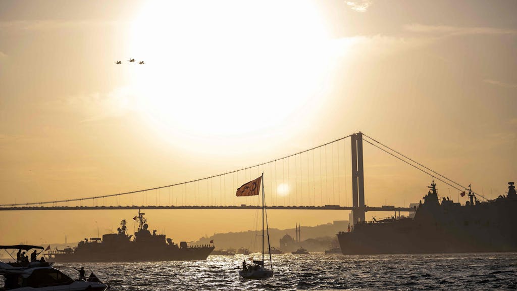 Blick auf die Brücke der Märtyrer des 15. Juli in Istanbul, die über den Bosporus führt.