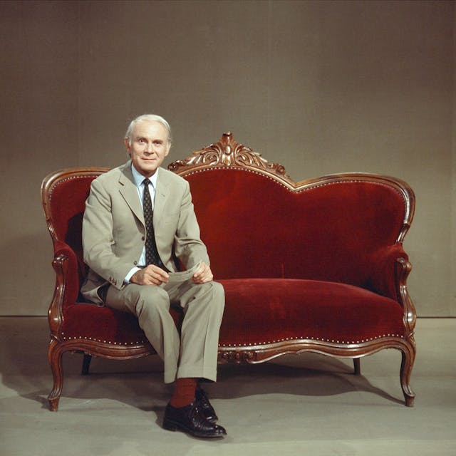 Vicco von Bühlow auf seinem legendären roten Sofa.