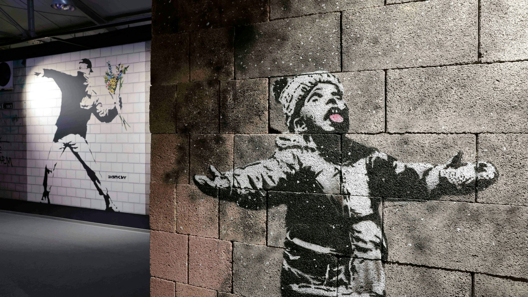 Ein Junge lässt sich Schneeflocken auf der Zunge zergehen. Eine Momentaufnahme der aktuellen Schau „The Mystery of Banksy – A Genius Mind“.