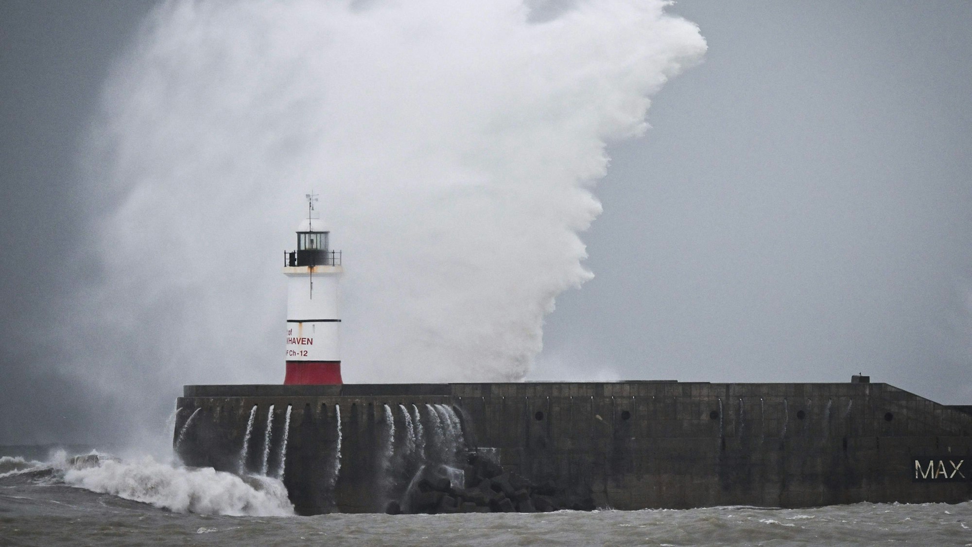 Sturmtief „Emir“/ „Ciaran“: Meterhohe Wellen schlagen gegen einen Leuchtturm in Südengland.
