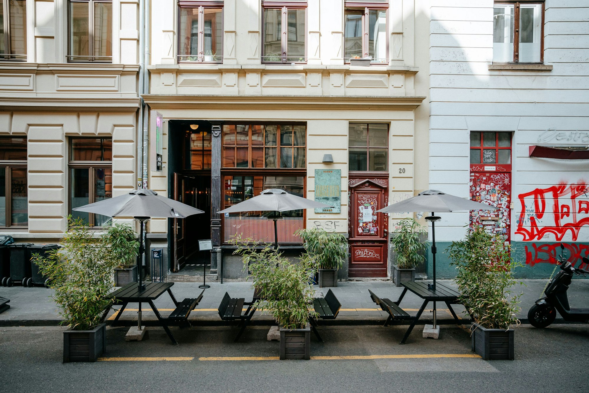 Außenansicht der Cocktail-Bar "Rosebud" in der Kölner Innenstadt