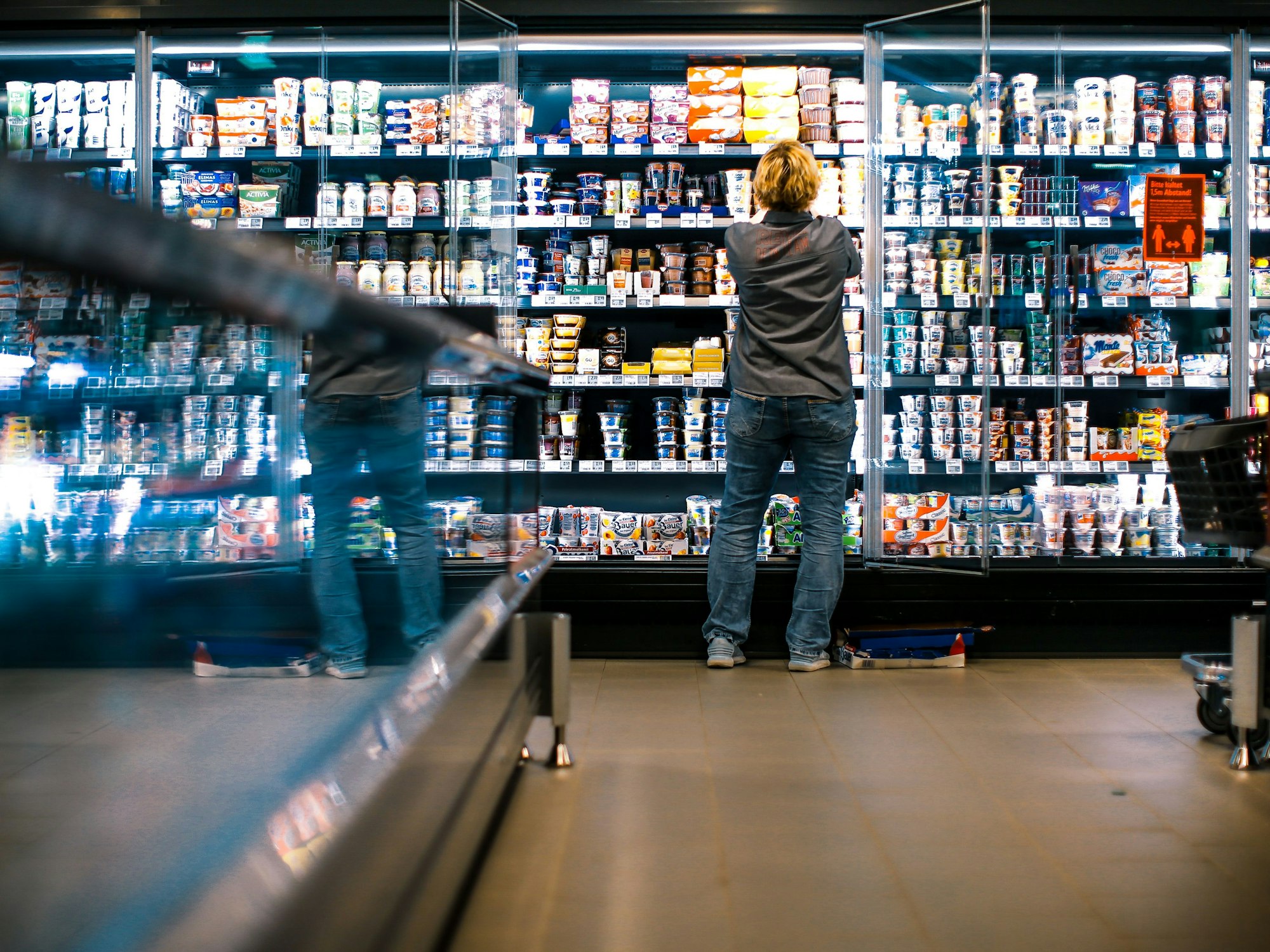 Eine Mitarbeiterin im Einzelhandel räumt am 3. April 2020 Regale in einem REWE-Markt in Essen-Altenessen ein.