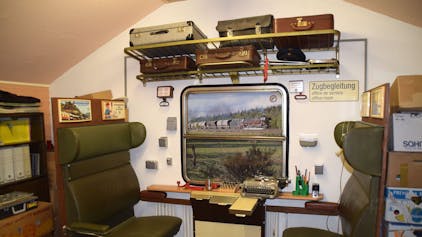Nostalgie im Clubheim im alten Güterschuppen von Sechtem mit Einrichtungsgegenständen aus einem Zugabteil der 70er Jahre.