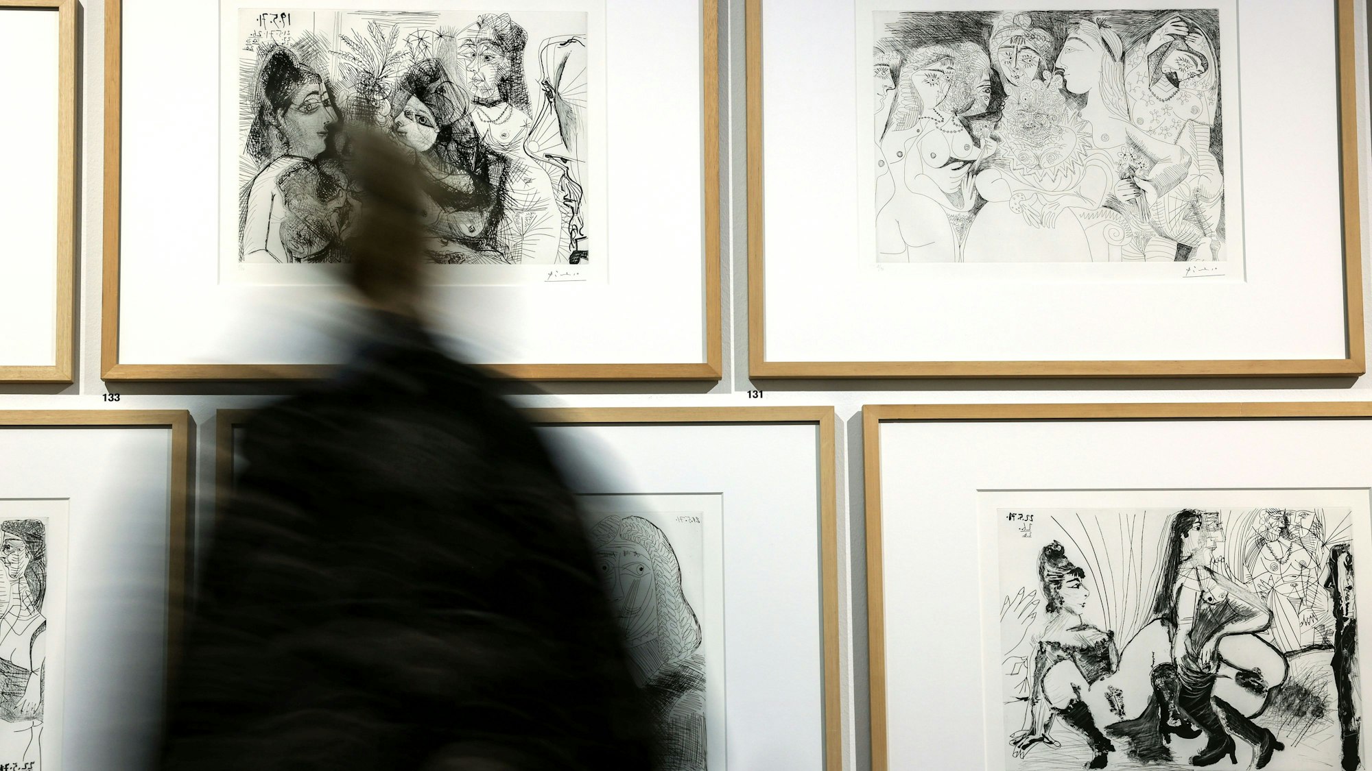 Eine Frau geht im Museum Ludwig an Radierungen von Pablo Picasso vorbei.