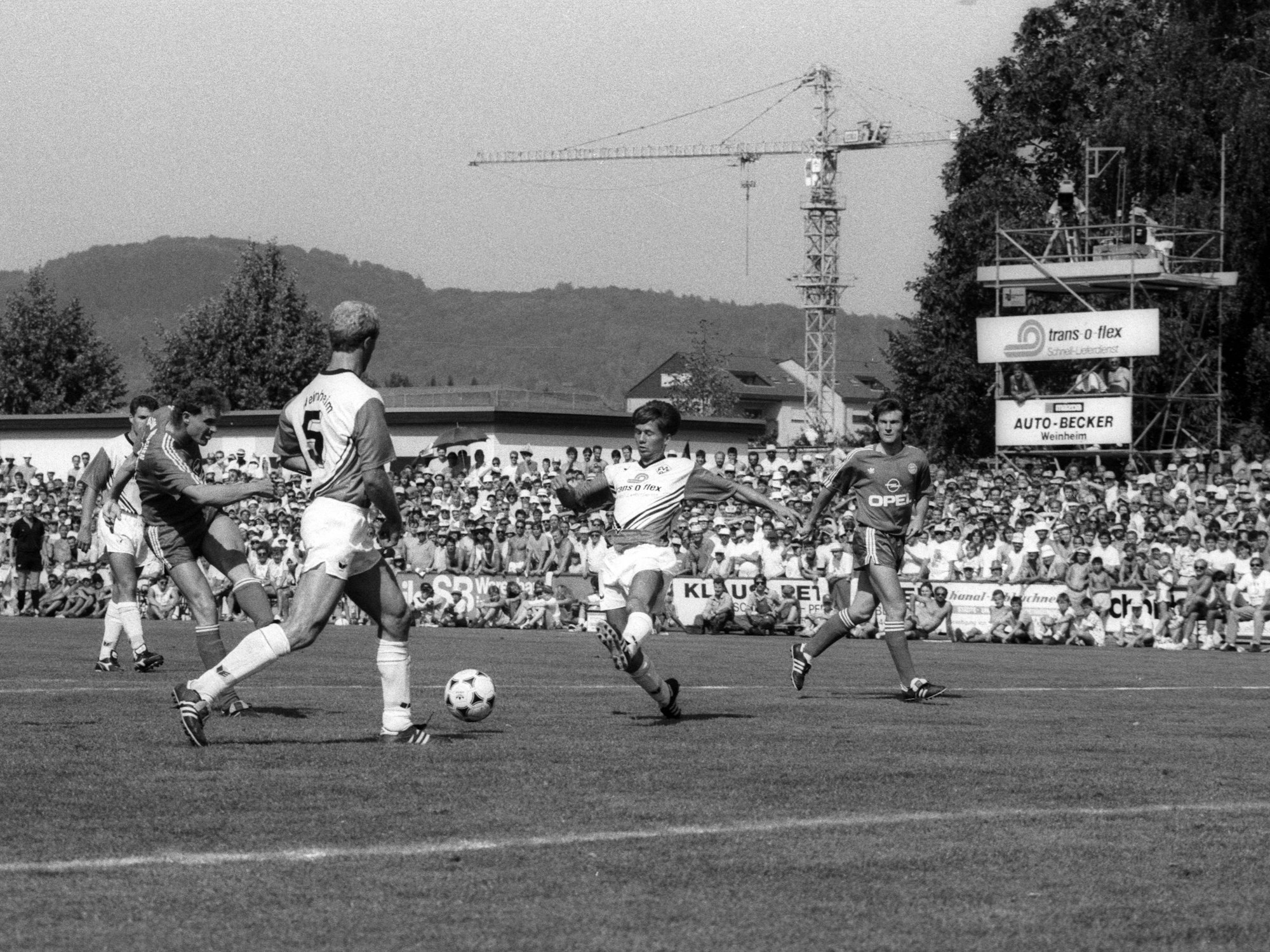 Eine Spielszene aus der Partie des FC Bayern München gegen FV Weinheim.