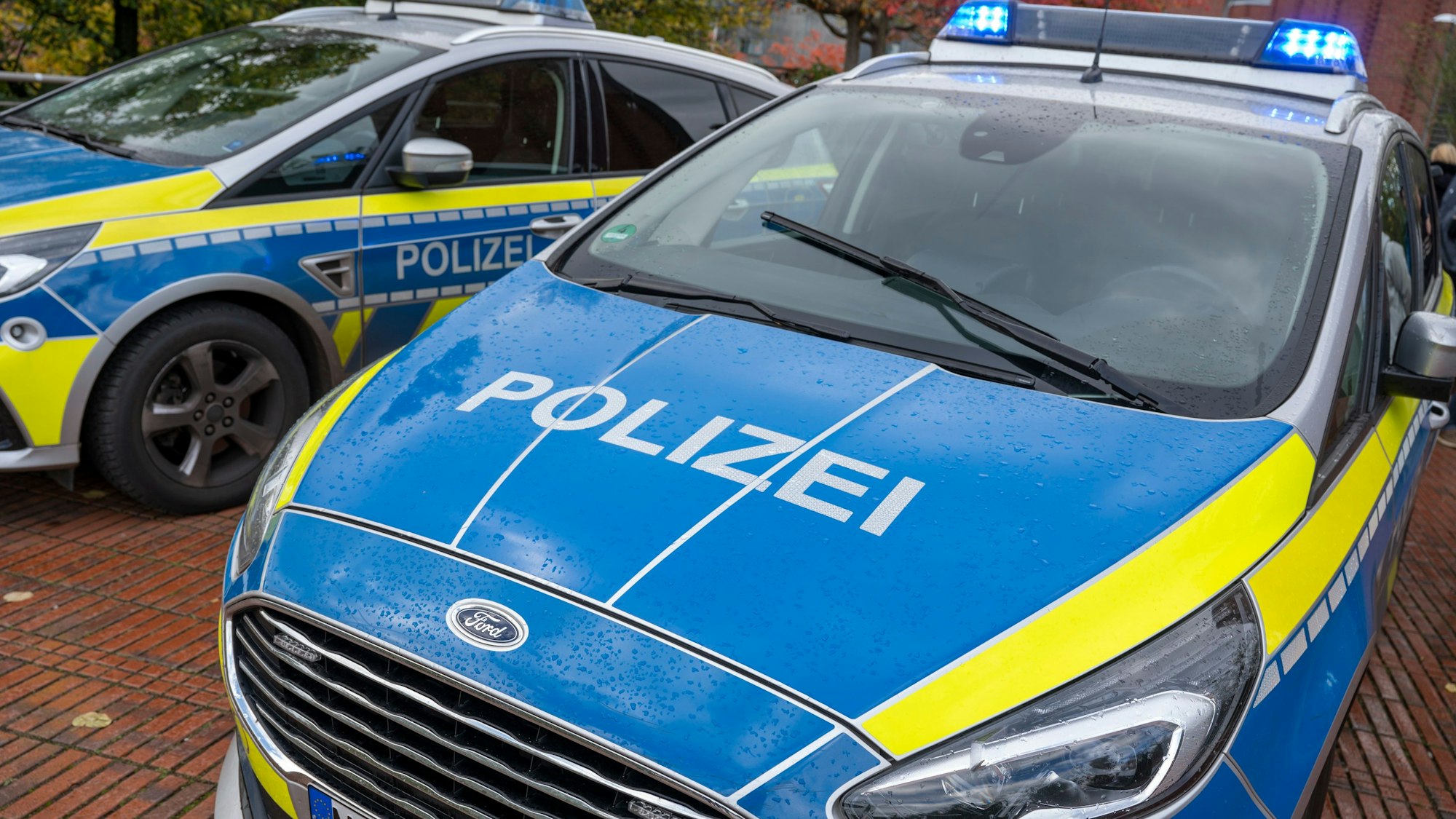Das Foto zeigt zwei Einsatzfahrzeuge der Polizei Köln.