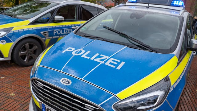 Zu sehen sind zwei Fahrzeuge der Polizei Köln.