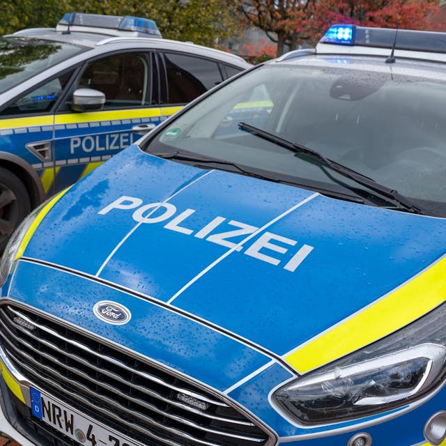 Zu sehen sind Einsatzfahrzeuge der Kölner Polizei.