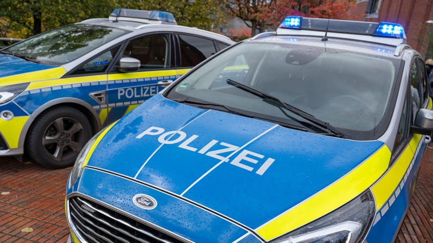 Zu sehen sind zwei Fahrzeuge der Polizei Köln.