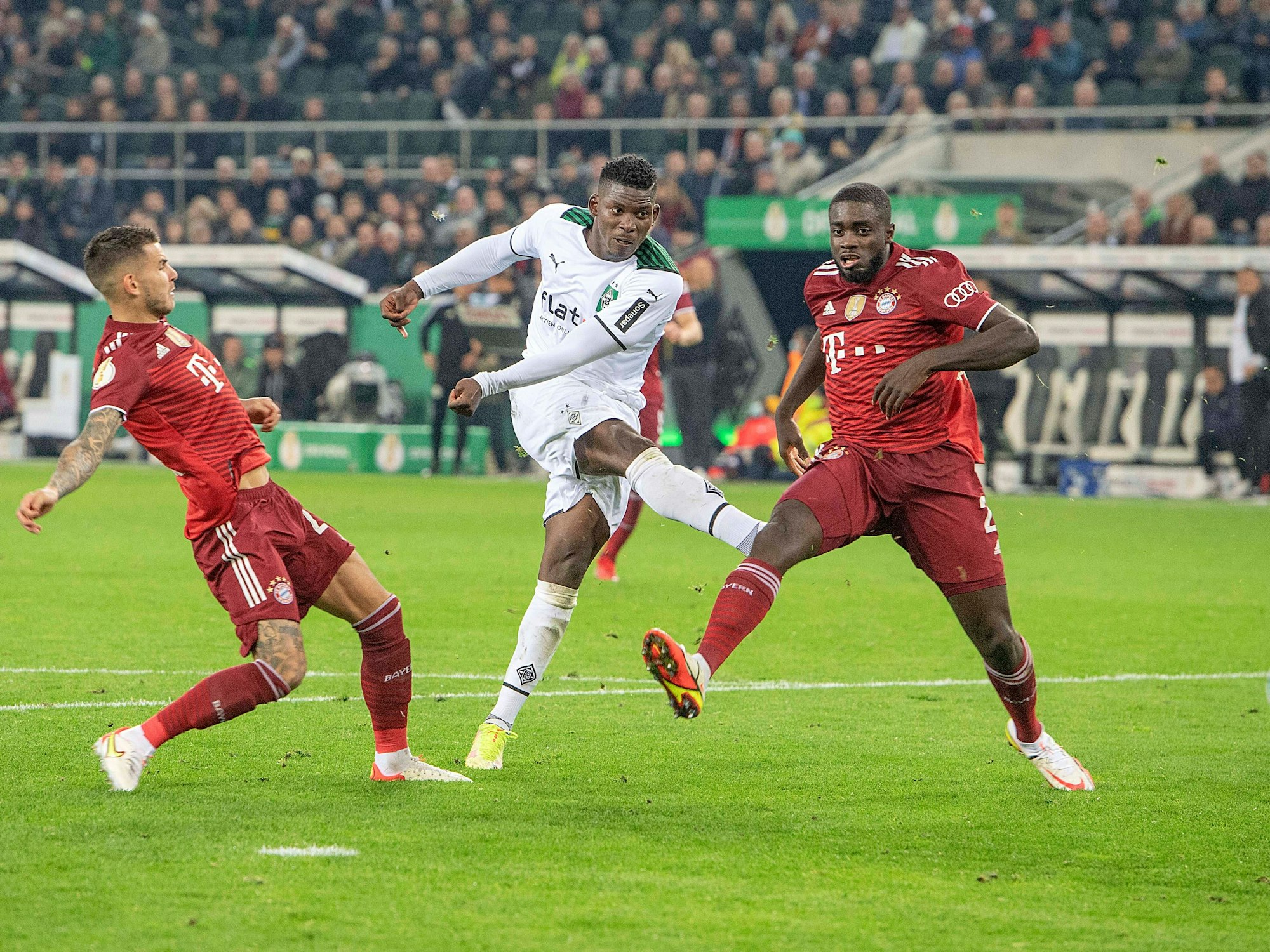 Breel Embolo erzielt sein Tor zum 4:0 gegen Bayern München.