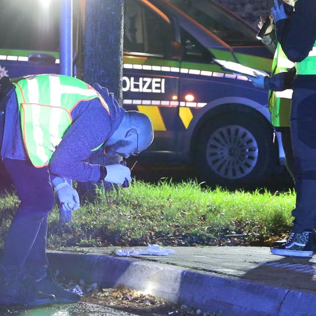Ermittler untersuchen die Spuren nach den Polizeischüssen auf einen 16-Jährigen in der Döbrabergstraße in Köln-Blumenberg.