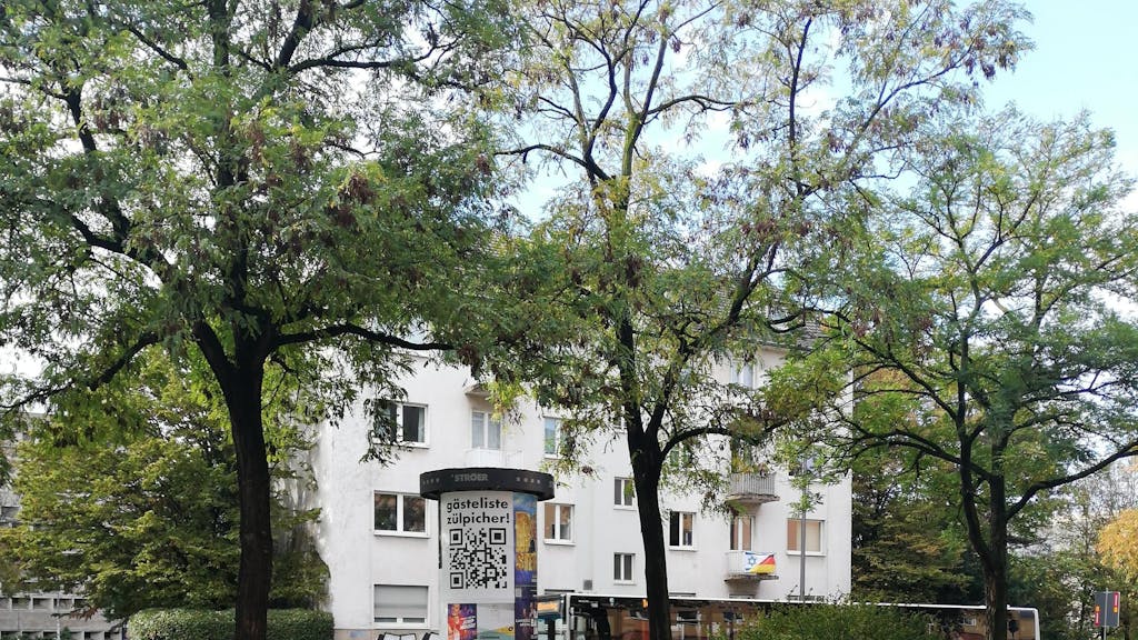 Eine Litfaßsäule im Kwartier Latäng mit der „gästeliste zülpicher“-Kampagne.