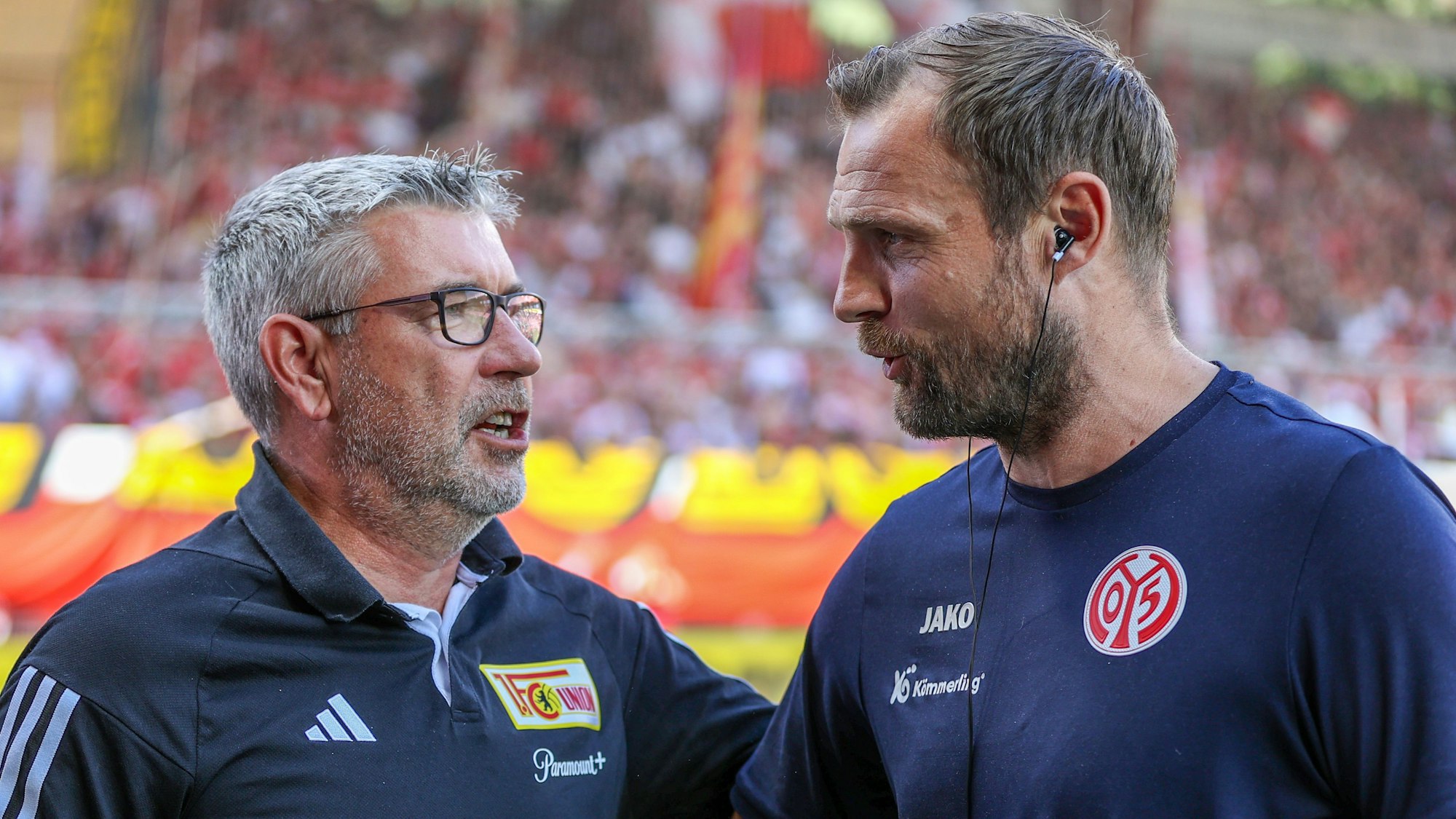 Union-Trainer Urs Fischer und Mainz-Coach Bo Svensson begrüßen sich vor dem Spiel.