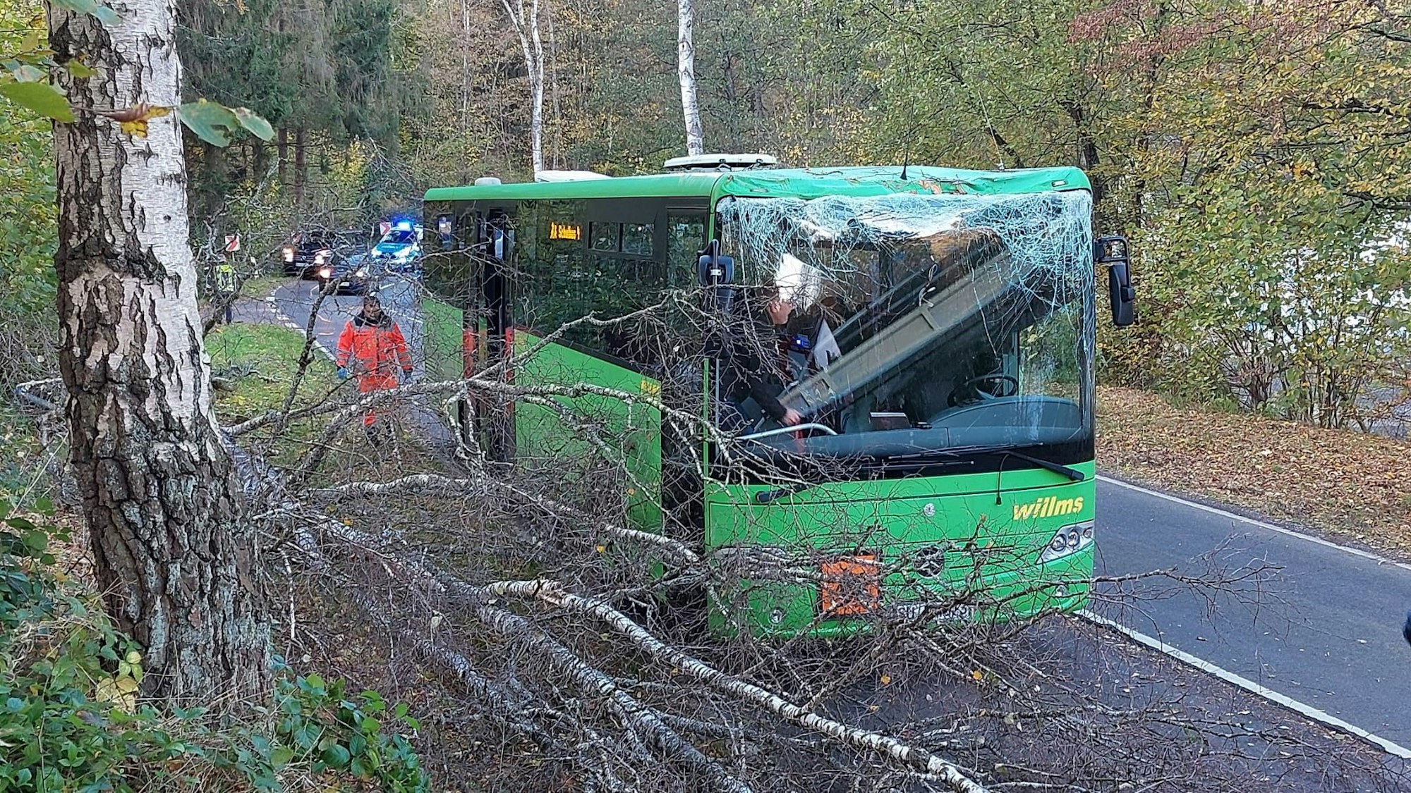 Ein beschädigter Bus nach einem Unfall.
