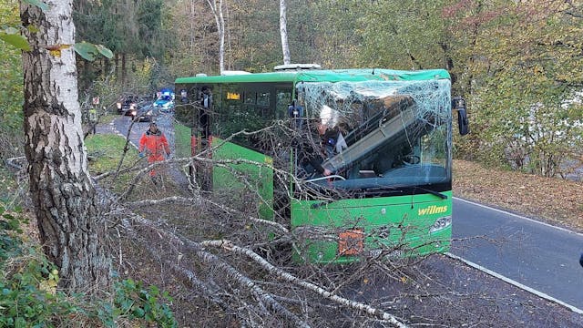 Ein beschädigter Bus nach einem Unfall.