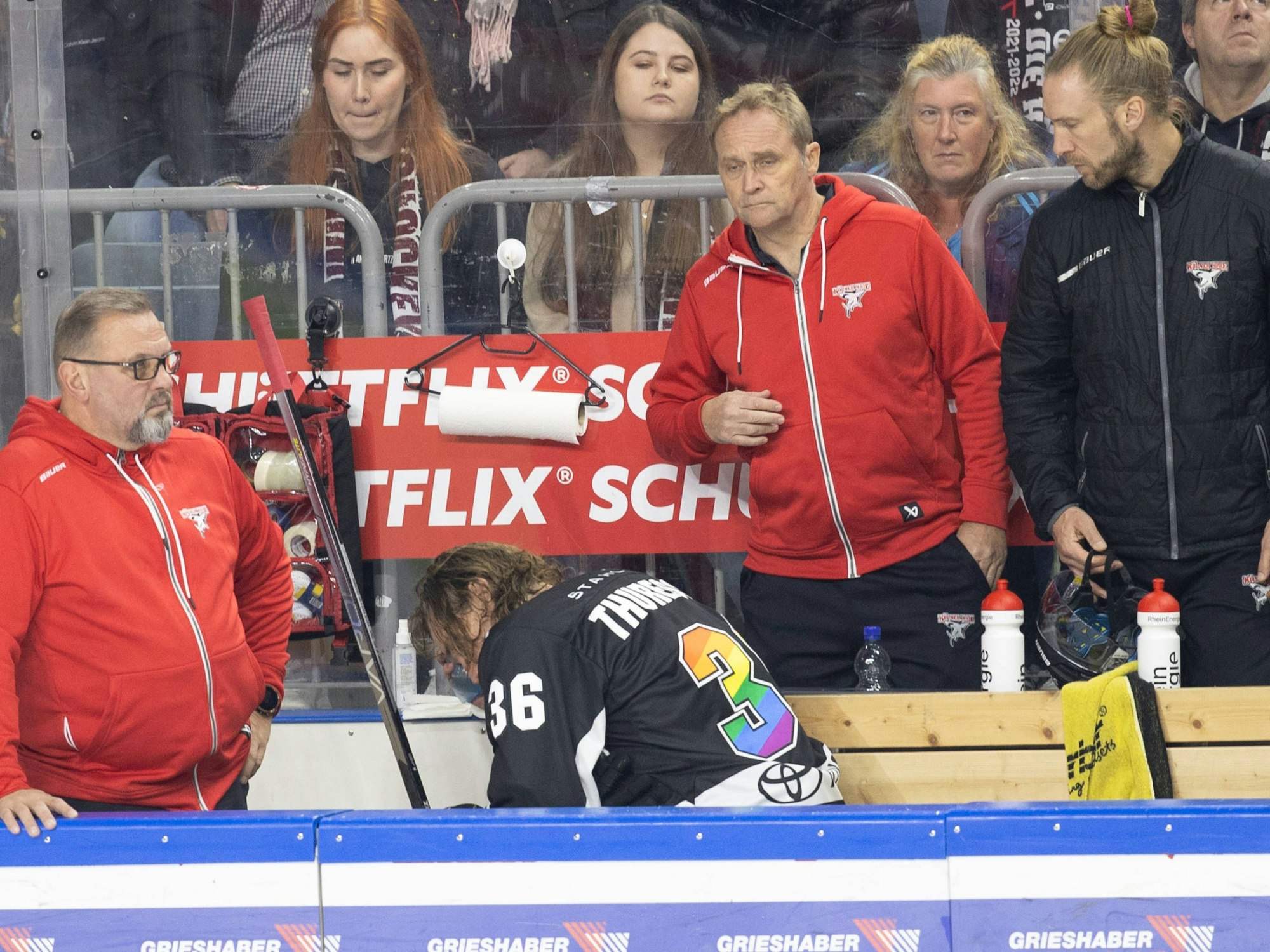 Kölner Haie gegen Fischtown Pinguins Bremerhaven: KEC-Profi Andreas Thuresson kann verletzt nicht weiterspielen.