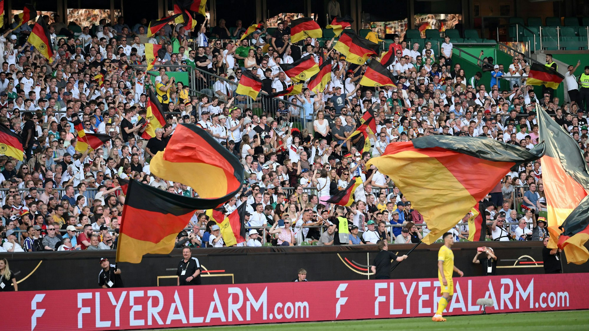 Die Fans der deutschen Nationalmannschaft schwenken beim Testspiel gegen die Ukraine (12. Juni 2023) ihre Flaggen.