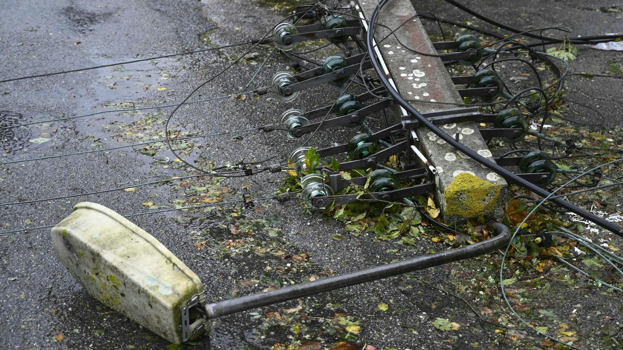 Sturmtief „Emir“/ „Ciaran“: Im französischen Lanildut sind Laternen und Telefonmasten durch den Sturm umgeworfen worden.