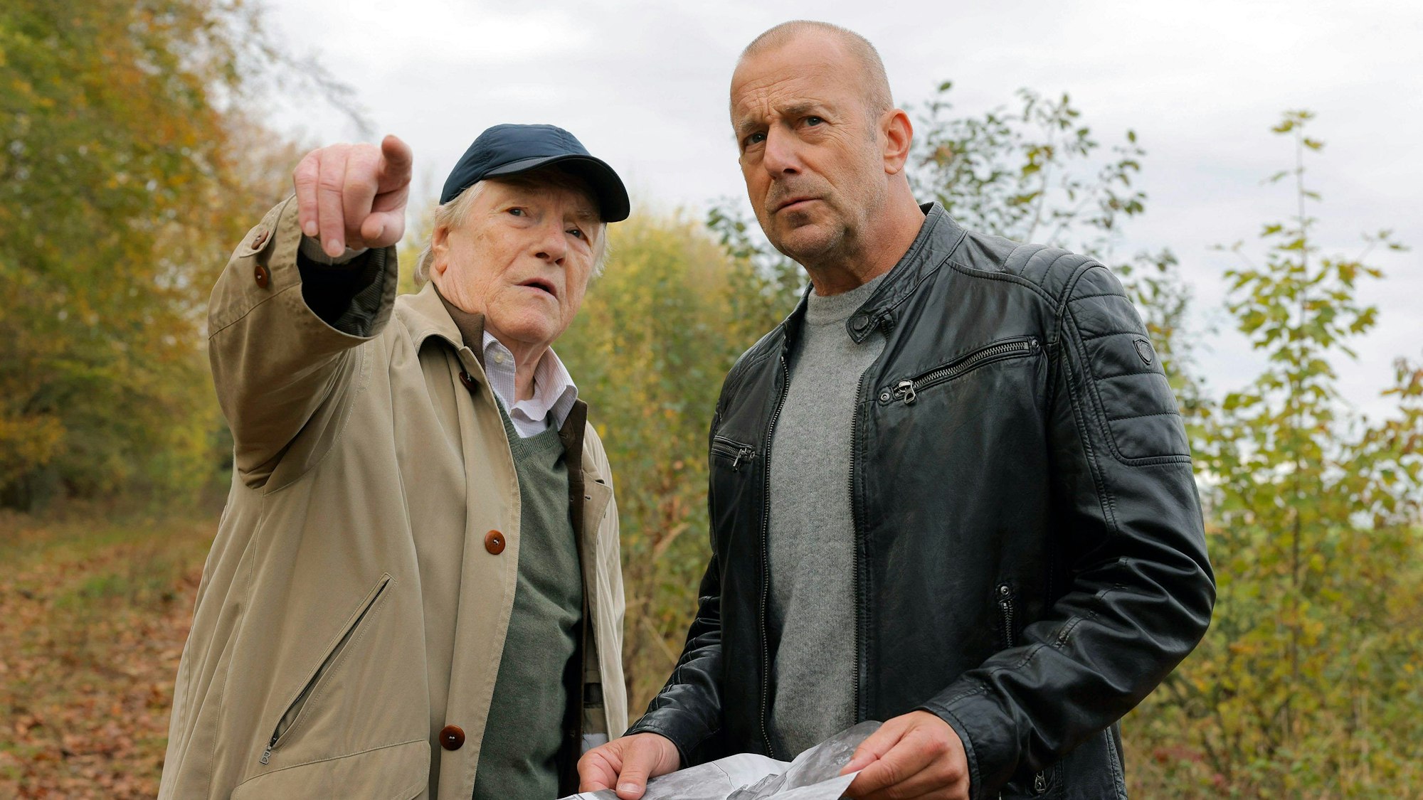 Gerd Dennert (Manfred Zapatka, li.) zeigt Ingo Thiel (Heino Ferch) die Stelle, an der Sven zuletzt gesehen wurde.