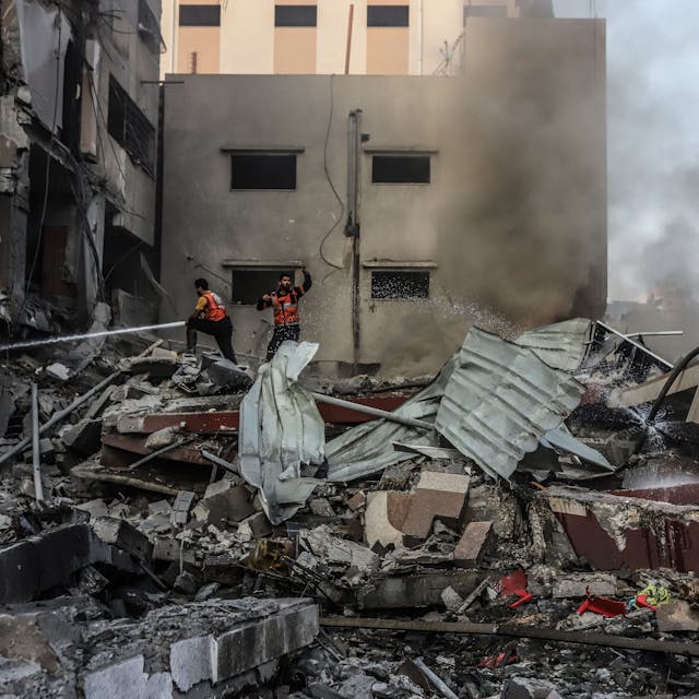 Palästinenser inspizieren die Trümmer Gaza-Stadt nach einem israelischen Angriff.