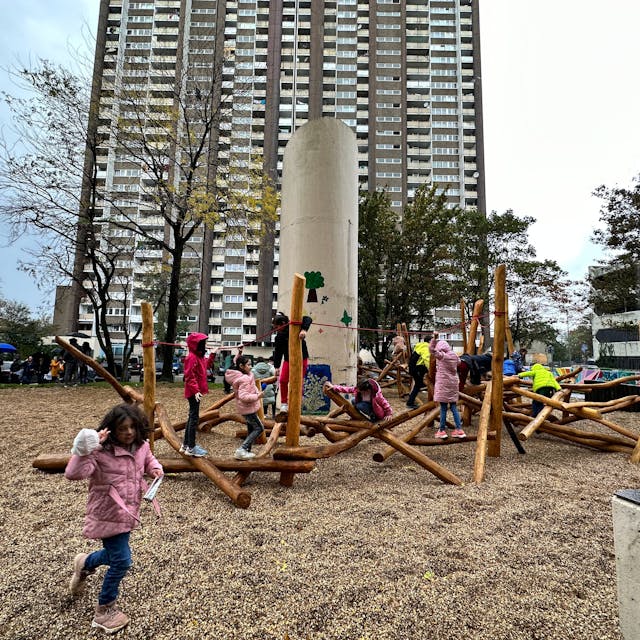 Kinder spielen auf einem Spielplatz.