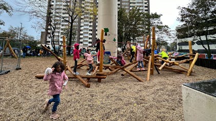 Kinder spielen auf einem Spielplatz.