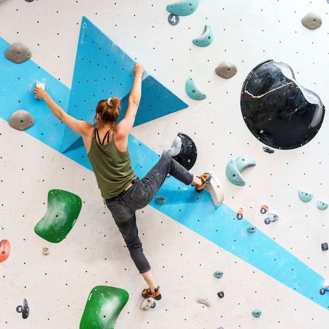 Eine Frau bouldert an einer Wand der Kletterhalle «Boulderwelt Frankfurt».&nbsp;